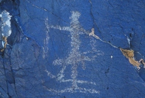  Novo odkritje! Skalno risbo smučarja (petroglif) so našli leta 2012 na kitajski strani pogorja Altai na meji z Mongolijo. Prva ocena starosti je 8.000 let pred našim štetjem, kar je najstarejša najdba sledov smučanja. Petroglif je drugi kamenček k nekdanji neverjetni teoriji, da se je smučanje iz Koreje selilo preko Kitajske, Sibirije na Laponsko. Prvo odkritje v potrditev te teorije je iz okolo1980, ko so našli v Rusiji ostanke krivin smuči iz okoli 6.000 let pred našim štetjem. Sedaj vsi nestrpno čakamo odkritje v Koreji.