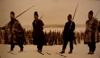  Lov na smučeh v prvobitni obliki se je dolgo ohranil. Na sliki laponski Samiji, pripravljeni za odhod na lov (1909).