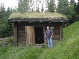  Sondre Norheim se je rodil in živel z brati in sestrami ter starši v enoprostorski koči brez vetrolova v malem zaselku z okoli desetimi hišami na pobočju vasice Øverbø nad Morgedalom, Telemark, Norveška.