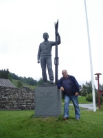  Aleš Guček pred spomenikom Sondreja Norheima pred Smučarskim muzejem v Morgedalu (Norsk skieventyr). Enak spomenik so mu postavili v ZDA, kamor se je preselil s številno družino zaradi ekonomskih razlogov.