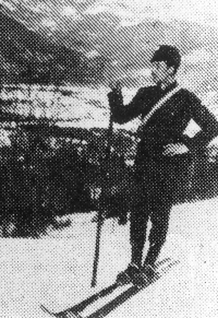  Prva fotografija Rudolfa Badjure, ko je uporabljal še eno palico, namesto dveh.