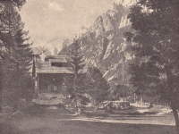   Poletna scena Doma Ilirija, ko so tam turisti hodili na sprehode, naredili ture v gore, igrali tenis in se kopali v zunanjem bazenu. Dom je bil zaseden v vseh letnih časih. 