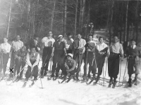  Janko Janša (drugi z leve, x), »zašmelcan« od sonca je vodil tečaje pri Domu Ilirija v Planici, kjer sta bili stalna smučarska in poleti tenis šola.   