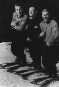  Z leve: Janez Šuster, Boris Kobal in Milan Hodalič na »unifikacijskem« sestanku na Pokljuki, 1953. S prsti kažejo na sebe: »Da smo mi krivi?«. 
