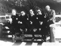  Učitelji smučanja leta 1950 s »staležem« na terasi Porentovega doma v Kranjski Gori (z leve): Jože Uršič, Bojan Hrovatin, Heri Kaizer, Boris Kobal in prof. Marjan Jeločnik. Učitelji smučanja so bili oblečeni v črno – hlače, pulover in obvezno vezeni barvni znak SMUČARSKI UČITELJ na rokavu puloverja pod levo ramo. Jeločnik se je že preoblekel v »civilno« obleko. 