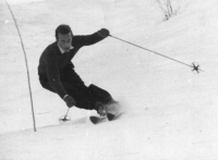  Učitelji smučanja niso smučali le ob žičnicah, temveč so izkoristili vsak trenutek zasnežene Ljubljane z okolico, da so pripeli smuči. Janez Šuster – Šuco na treningu slaloma v Žlebeh pri Ljubljani. Treniral je za novinarsko svetovni prvenstvo v alpskem smučanju. V šestdesetih  letih 20. stoletja je bil nepremagljiv in osvojil številne naslove novinarskega svetovnega prvaka v alpskem smučanju .