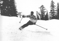  Norvežan Stein Eriksen je zmagal v veleslalomu na olimpijskih igrah leta 1952 v Oslu, leta 1954 na svetovnem prvenstvu v švedskem Åreju osvojil zlate kolajne v slalomu, veleslalomu in trojni kombinaciji slaloma, smuka in veleslaloma. Nato je odšel v ZDA in tam poklicno učil smučanje ter s saltami in drugimi vragolijami na smučeh navduševal Američane.