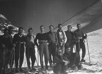  Dr. Ivo Valič je vodil leta 1953 na Triglavskih jezerih prvi tečaj za vodnike turnega smučanja v okviru ljubljanske univerze. Spomladanski sneg in sončni žarki so na obrazih pustili vidne posledice. 