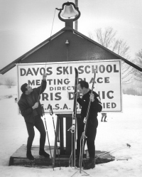  Mojstrančan Boris Dernič se je izselil po drugi svetovni vojni v ZDA. Tam je najprej učil v smučarskih šolah in nato postal direktor v petih šolah po različnih krajih. Na sliki je Dernič desno s Tonijem Sailerjem, ko z zvonjenjem vabita učence na zbirno mesto. Davos ni švicarski, temveč v ZDA imenovani znameniti alpski kraj v Švici (okoli 1960). 