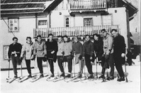   Invalidi so imeli tečaj na Osojščici v Avstriji leta 1953, ki ga je vodil rojak Kuhar, tudi sam invalid, ki je živel v Avstriji. Drugi z leve je Anton Kos, ki je bil leta 1962 v Courchevelu v Franciji tretji v veleslalomu na prvem svetovnem prvenstvu invalidov in četrti z leve Miroslav Vesel, drugi v slalomu.