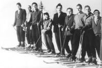  Tine Košir (prvi z desne) je učil leta 1950 prvič slepega Pavleta Janežiča (Peti z leve) na smučarskem tečaju Poljanske gimnazije, kjer je bil v šoli edini slepi učenec Pavle. Leta 1953 je vodil na Okroglem pri Kranju prvi tečaj slepe in slabovidne mladine. Na sliki s tečaja slepih na Sorici leta 1958. Najmanjša je učiteljica smučanja iz Kranja Zdenka Jamnik, ki je poleg Koširja učila slepe smučarskih veščin.