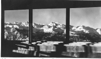 Pogled iz Skalaškega doma na Voglu na Triglav in okoliške gore.