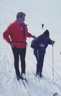  Karl Gamma iz Švice (na levi) z obvezno pipo med zobmi in globoko zamišljeni nad »svojo« (zgrešeno) tehniko smučanja Stefan Kruckenhauser iz Avstrije na dvodnevnem delovnem sestanku v Zermattu septembra 1968. 