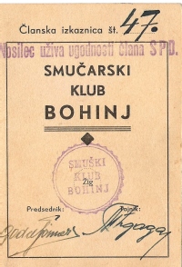 Izkaznica člana Smučarskega kluba Bohinj (1939-1940). Na žigu je še prejšnji slovenski naziv SMUŠKI klub Bohinj. Tako so bili tudi imenovani smuški učitelji, nato smučarski učitelji in po letu 1963 učitelji smučanja. Razlog: slavistična razlika med slovenski učitelj in učitelj slovenščine. Na izkaznici je žig, ki opozarja, da so lastniku izkaznice omogočeni popusti (ugodnosti) Slovenskega planinskega društva (n.pr.: cenejše nočitve).