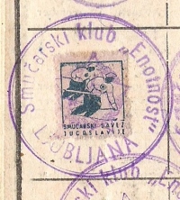 Izkaznica Smučarske zveze Slovenije (SZS), ki je bila hkrati izkaznica smučarskih klubov in društev. Na sliki žig Smučarskega kluba Enotnost iz Ljubljane in znamkica plačane članarine Smučarske zveze Jugoslavije (SZJ). Dokument potrjuje, da je bil šport organiziran centralistično, ker je član sicer pripadal klubu (žig), izkaznica je bila od SZS, znamkica pa z oznako SZJ.