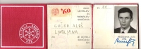 Izkaznica učitelja smučanja iz 1968. Barva izkaznice trenerjev smučanja je bila modre barve, vaditeljev smučanja po letu 1971 pa zelena.