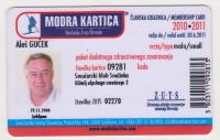 Modra kartica. Izjemna »izboljšava«, da so imeli trenerji in učitelji smučanja kasneje svojo sliko na izkaznici, za razliko od drugih smučarjev. Kot da ne bi videli vsak dan zjutraj svojega obraza v ogledalu. Če bi bila ta kartica le za člane ZUTS, je slika imela svoj namen – prepoznavnost z izkaznico ZUTS in z osebnim dokumentom pri nakupu smučarske opreme pri proizvajalcih, ne v trgovini. Uradna oblačila so bila še vedno na prodaj učiteljem in trenerjem smučanja pri dobaviteljih.