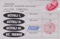 Napake so povsod. Tako so se nekateri z neustreznimi dokumenti o opravljenem izpitu za učitelja in trenerja smučanja vpisovali dolga leta v članstvo ZUTS. Tako so morali leta 1997 vsi izkazati z originalnim spričevalom Visoke šole za telesno kulturo in kasneje Fakultete za šport, da so opravili izpit. Predsednik ZUTS Duša Videmšek je to potrdil s svojim podpisom na hrbtu izkaznice, kar je razvidno iz slike.