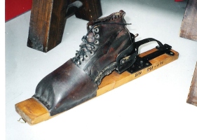  Prva patentirana varnostna smučarska vez Kurioses iz leta 1898. Če je smučar padel naprej, naj bi se petna vzmet dvignila in osvobodila čevelj.  