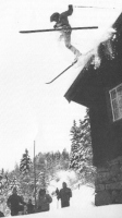  Norvežan Sondre Norheim iz malega zaselka Øverbø v pokrajini Telemark je izumil novo streme in telemark način smučanja ponesel v Kristianijo okoli 1870, kjer je zmagoval na tekmah. Že kot otrok je bil odličen smučar in kot fantič preskočil streho koče, kjer je stanoval. Posnetek je iz kasnejšega filma o Norheimu. 