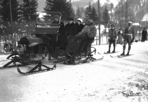  Gay Couttet iz Chamonixa je leta 1905 s fotoaparatom dokazal, da smučajo tudi avtomobili in za seboj vlečejo smučarje.