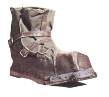  Nemški vojaški čevelj med 2. svetovno vojno iz leta 1941 za mrzle zime v Rusiji, za katerega so izdelali še posebne čeljusti za smučarske vezi. 