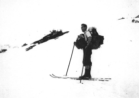  Slovenski šerpa Urbančkov Tonček iz Stare Fužine v Bohinju je spremljal turne smučarje po Triglavskem pogorju  in starejšemu Josu Gorcu odvzel nahrbtnik ter ga s svojim tovoril za dvema smučarjema (1957).
