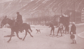  Vleka smučanja s konjem v Chamonixu okoli 1910. Jezdec na konju skrbi, da ta ne bi zbezljal in zvlekel smučarje v nevarni položaj.