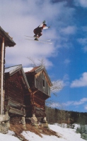  Še ena demonstracija skoka Sondreja Norheima na Norveškem preko strehe (film dogodkov med 1860 in 1870).