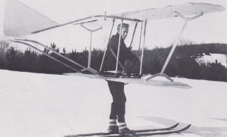  Kako je lahko ta smučar Carl Messelt iz Norveške, živečega okoli 1930 v ZDA, obšel Stanka Bloudka in poletel s smučmi, pri tem, da je bil Bloudek konstruktor letal in kasneje še smučarskih letalnic? Morda bo Bloudki nekdo v Sloveniji prilepil še ta izum, kakor so mu načrtovanje prve letalnice na svetu v Planici (90 m), ki pa jo je narisal in leta 1933 dejansko zgradil gradbenik Ivan Rožman. Bloudek je kasneje leta 1935 in 1936 začel svoj pohod z letalnicami, ko so Rožmana neupravičeno potisnili v kot in mu vzeli celo avtorstvo. V pripravi je knjiga Joso Gorec in slovensko smučanje avtorja tega izbora, ki bo dokumentirano razkrila biografijo o Josu Gorcu in resnico o razvoju smučarskih poletov in Planici.  