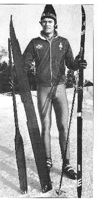 Švedski tekač Erik Wäpling s smučko iz Kalvträska in v drugi roki za primerjavo Elan tekaško smučko (brošura Västerbotten 2.84).