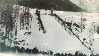  Skakalnica K=60 m, ki je bila zgrajena leta 1923 strogo po normah FIS na mestu skakalnice iz leta 1908.