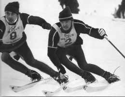  Francoz Georges Joubert in Jean Vuarnet sta napisala več knjig o tehniki alpskega smučanja od prvih korakov do vrhunske tekmovalne tehnike. Na sliki primerjava položaja med slalomom Karla Schranza in Jean-Claude Killyja (1966). 