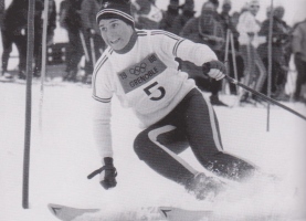  Tekma veteranov v Beaver Creeku v ZDA (z leve): Francoz Emile Allais (3. mesto v alpski kombinaciji, ZOI GA-PA, 1936), Američan Jimmy Huega (3. mesto v slalomu, ZOI Innsbruck, 1964) in Jean-Claude Killy (vse tri zlate, Grenoble, 1968). Killy je bil zvest francoski tovarni smuči Dynamic z znanimi smučmi za slalom tipa VR 17.  Na sliki že novejši model VR 27.  