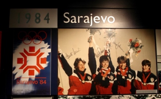 Ženska norveška štafeta 4 x 10 km je zmagala v Sarajevu (Olimpijski muzej, Lillehammer, Norveška).