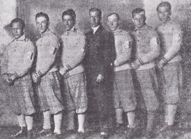  Moštvo leta 1928 v tekih (z leve): Stanko Kmet, Joško Janša, Janko Janša (črn kot »biks«), ker je bil stalno na snegu na soncu, trener iz Norveške inž.Tunold Thorleif Hanssen, Stane Bervar – Nani in Boris Režek. 