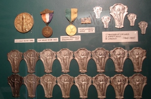  Levo zgoraj je zlata kolajna Karlssona iz leta 1948 in številna druga priznanja, ki jih je prejel za tekmovalne uspehe. 