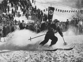 Nemka Christl Cranz je bila šele šesta v smuku, ker je padla, a je v slalomu nadoknadila zaostanek iz smuka in zmagala v alpski kombinaciji (GA-PA, 1936).