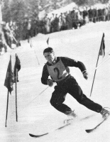 Francoz Emile Allais je bil tretji v alpski kombinaciji. Leta 1938 je izumil vrtilno (francosko) tehniko, ki je prevladovala med prostočasnimi smučarji in tekmovalci vse do leta 1955 (GA-PA, 1936).