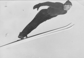  Marjan Pečar, ki že poletu 1961 skakal z rokami nazaj