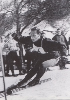  Francot Jean Vuarnet je tekmoval v smuku, veleslalomu in slalomu (na sliki), kot je bilo tedaj pravilo – obvezno tekmovati v vseh alpskih disciplinah.