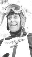  Visokorasla Avstrijka Christl Haas je zmagala v smuku (Innsbruck, 1964). Žalostno je končala stara nekaj nad 50 let, ko jo je v morju v Turčiji zadela kap in je utonila.